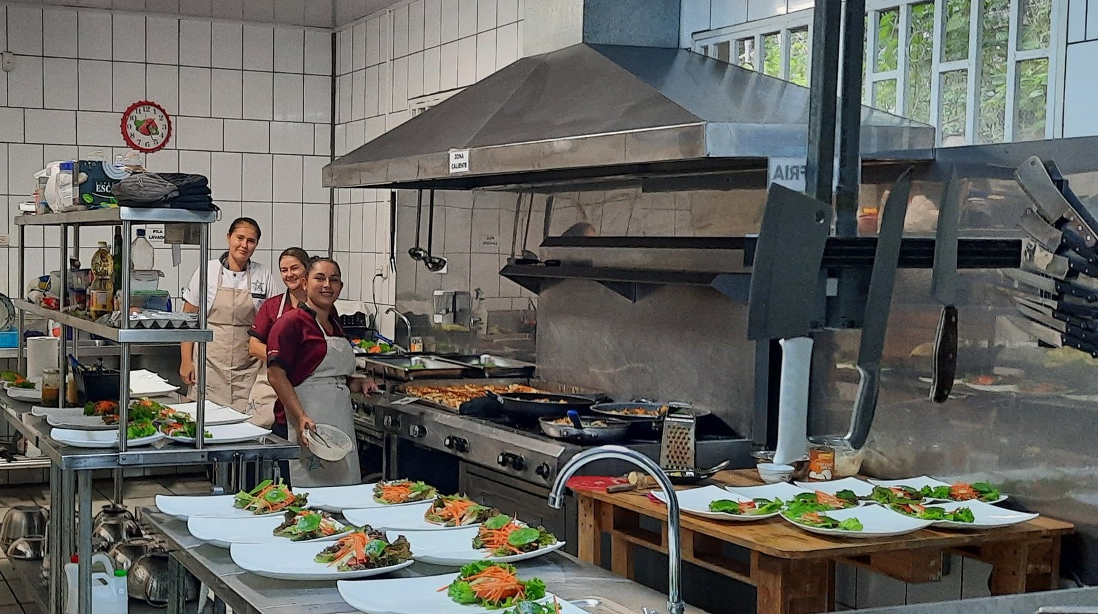 Trabajadores en cocina Platos de comida y trabajadores en cocina de etoile celeste lodge